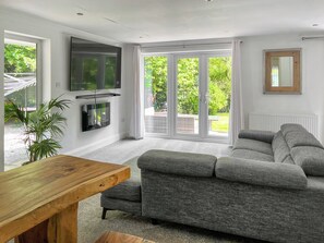 TV - 5 bedroom accommodation in Ulverston (Ulverston)