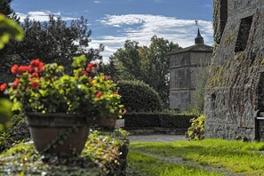 Property grounds - Villa Nobilea: A welcoming three-story property within a medieval castle surrounded by the greenery, with Free WI-FI. (Selvazzano Dentro)