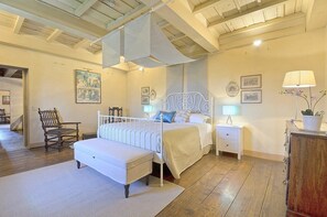 5 bedrooms, free WiFi, bed sheets - Villa Nobilea: A welcoming three-story property within a medieval castle surrounded by the greenery, with Free WI-FI. (Selvazzano Dentro)