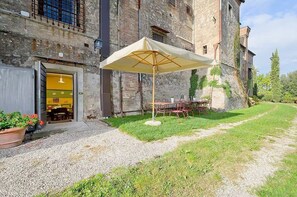 Outdoor dining - Villa Nobilea: A welcoming three-story property within a medieval castle surrounded by the greenery, with Free WI-FI. (Selvazzano Dentro)