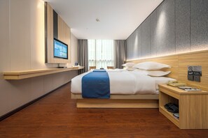 Quarto duplo superior | Espaço de trabalho para notebook, Wi-Fi de cortesia