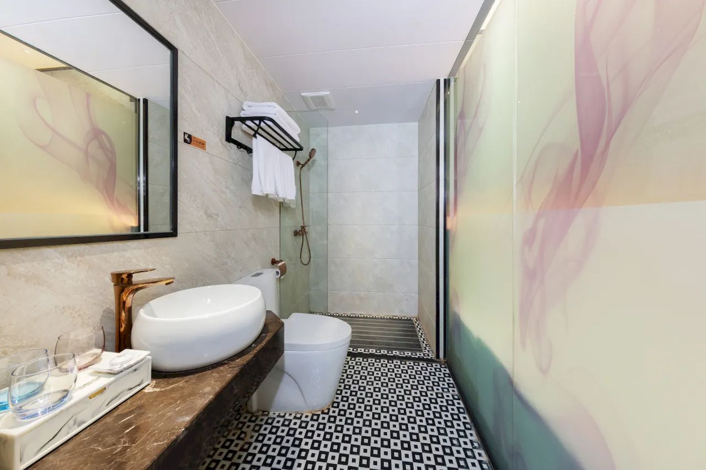 Een badkamer met een groot wastafel, toilet en douchehoek.