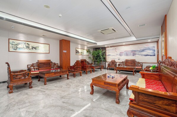 A traditional-style meeting room with wooden furniture, including tables and chairs, and artwork on the walls. - Winsome Hotel Guangzhou Tianhe South China Normal University Metro Branch (Guangzhou)