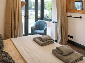 Free WiFi - Stylish marina-side setting with panoramic views. (Neyland, near Milford Haven)