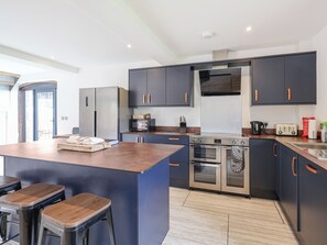 Dishwasher, high chair - 4 bedroom accommodation in Gloucester (Gloucester)