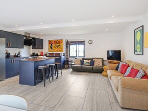 TV - 4 bedroom accommodation in Gloucester (Gloucester)