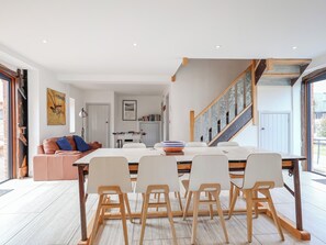 Interior - 4 bedroom accommodation in Gloucester (Gloucester)