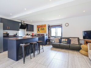Interior - 4 bedroom accommodation in Gloucester (Gloucester)