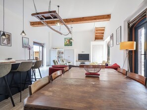 Dining - 4 bedroom accommodation in Gloucester (Gloucester)
