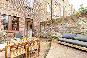 Outdoor dining - Stylish Islington Garden Flat (London)