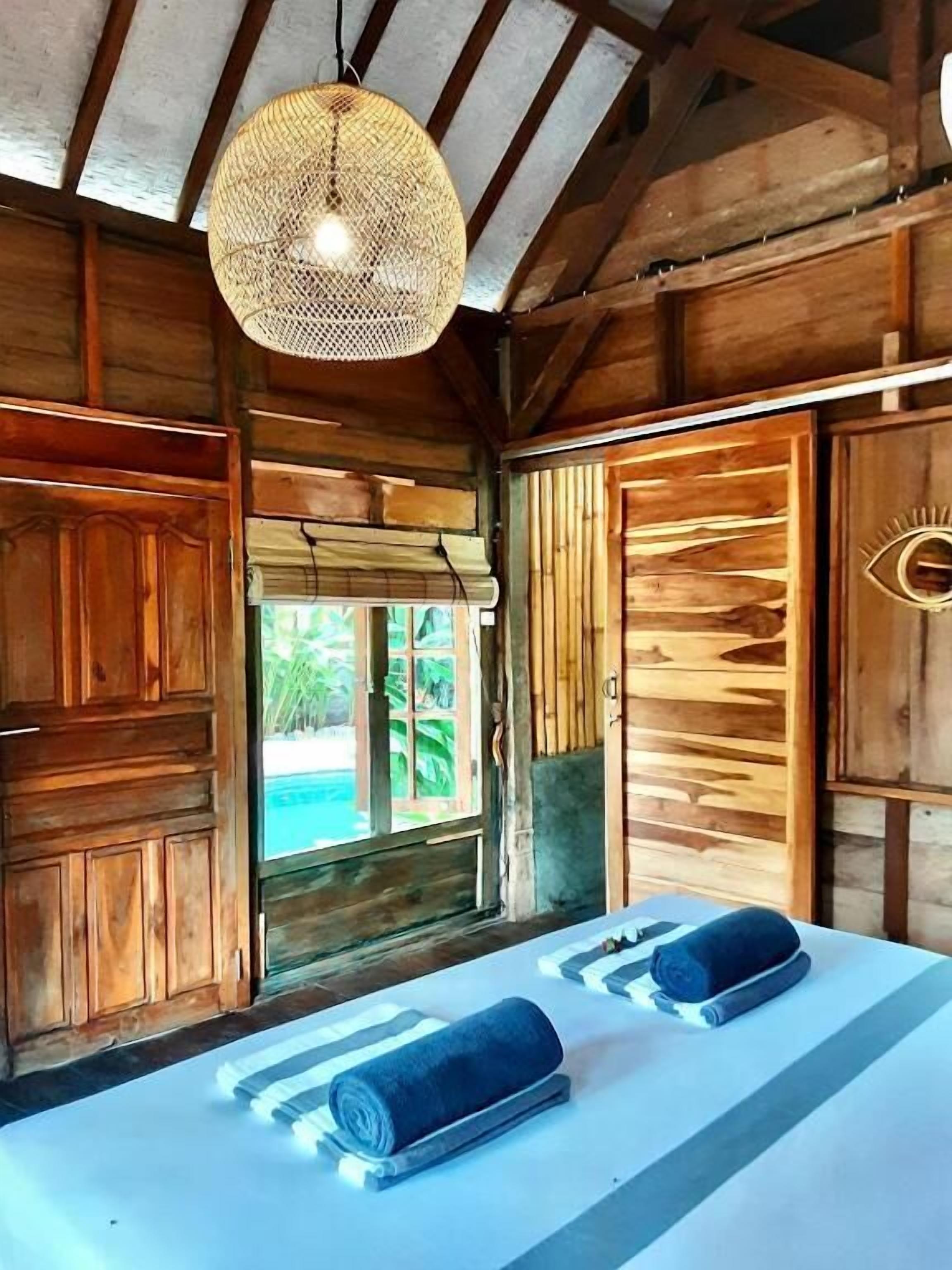 Dobbeltrom – deluxe, bassengutsikt | Safe på rommet og sengetøy