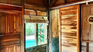 Caja de seguridad en la habitación y ropa de cama