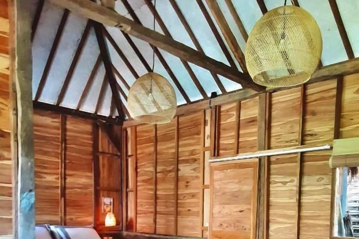 Chambre Quadruple Deluxe, vue piscine | Coffres-forts dans les chambres