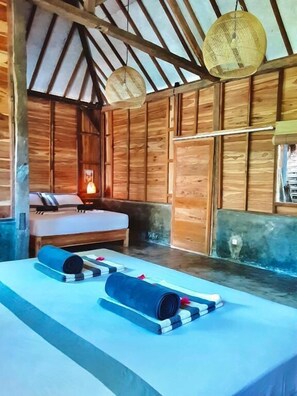 Chambre Quadruple Deluxe, vue piscine | Coffres-forts dans les chambres