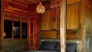 Firemannsrom – design, bassengutsikt | Overnattingsstedets uteområder