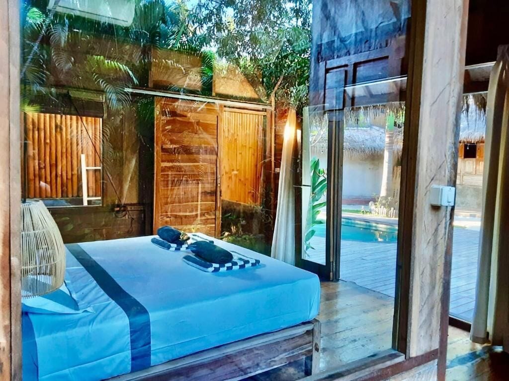 Dobbeltrom – design, bassengutsikt | Safe på rommet og sengetøy