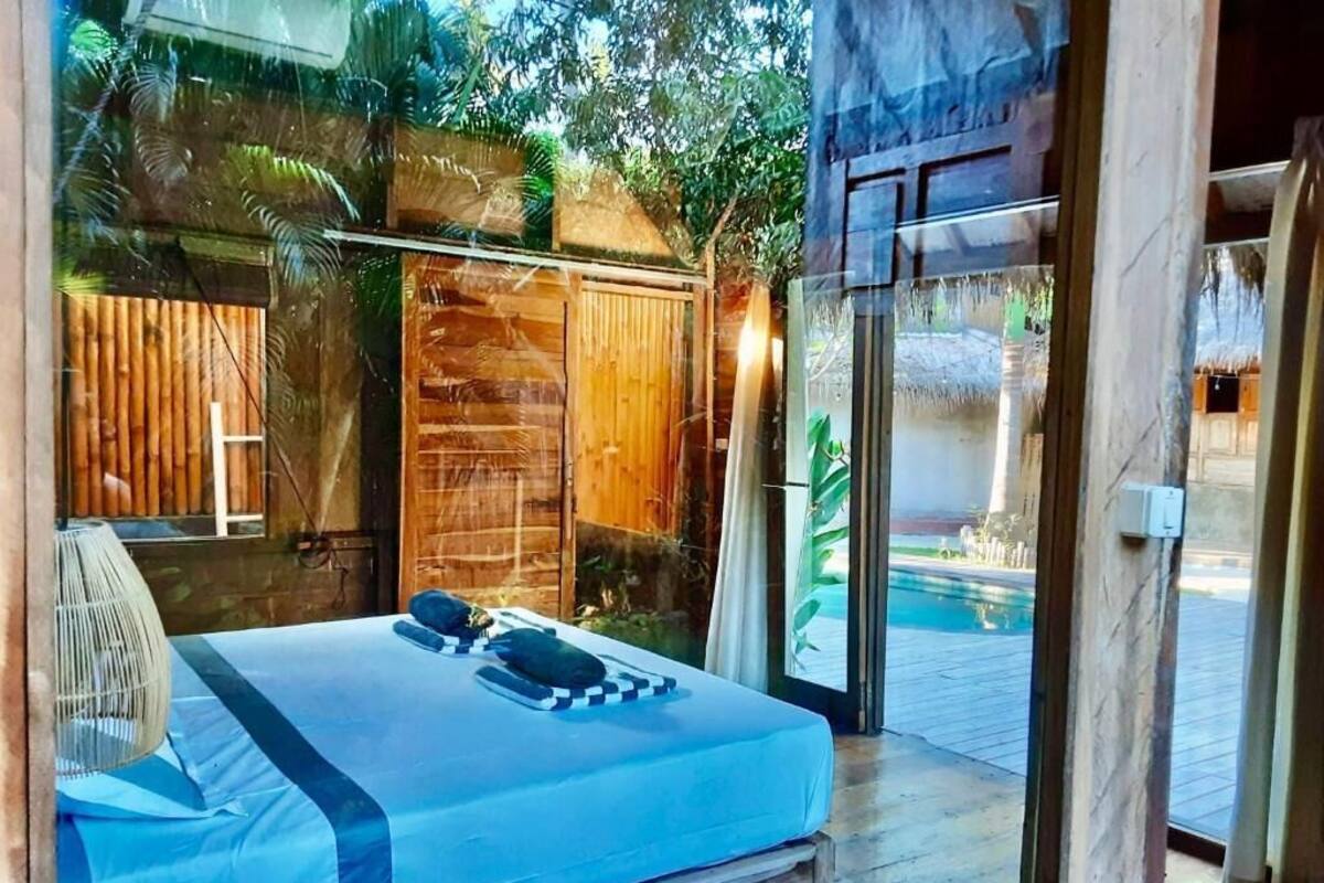 Une chambre avec un lit, une fenêtre et une vue sur une piscine.