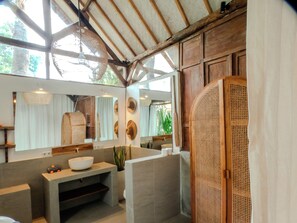 Romantische Villa, Poolblick | Badezimmer