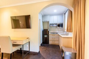 Superior suite, patio, uitzicht op tuin | Privékeuken | Een koelkast, een magnetron