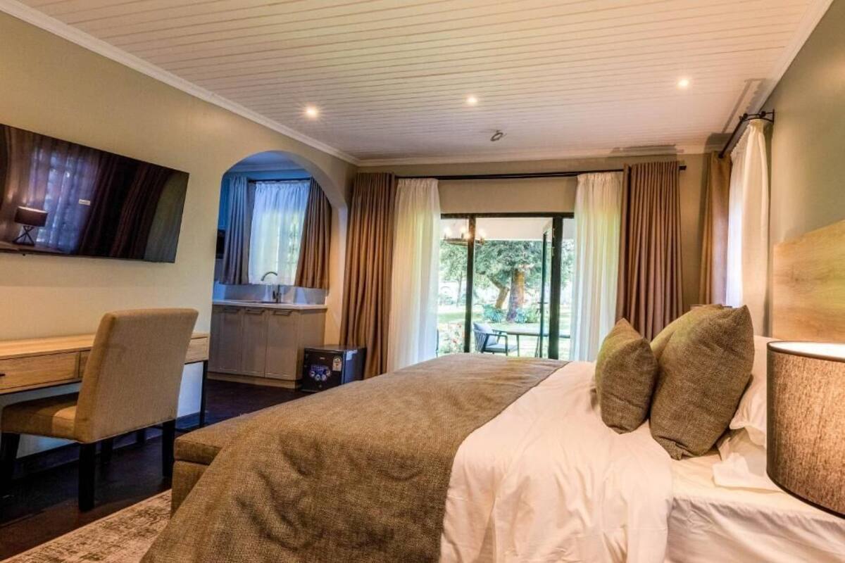 Superior suite, patio, uitzicht op tuin | Een kluis op de kamer, een bureau, een laptopwerkplek