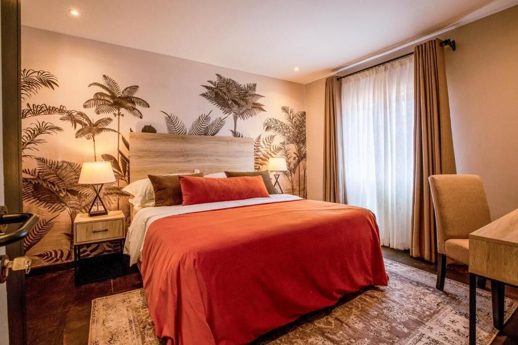 Deluxe tweepersoonskamer, uitzicht op tuin | Een kluis op de kamer, een bureau, een laptopwerkplek