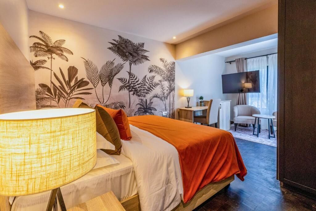 Deluxe tweepersoonskamer, balkon, uitzicht op tuin | Een kluis op de kamer, een bureau, een laptopwerkplek