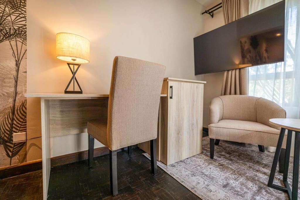 Deluxe Double Room, Balcony, Garden View | Living area