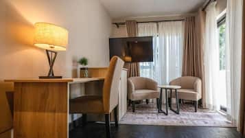 Deluxe Double Room, Balcony, Garden View | Interior