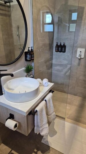 Chambre Deluxe double, balcon, vue sur le jardin | Salle de bain | Douche, séchoir à cheveux, serviettes fournies, savon