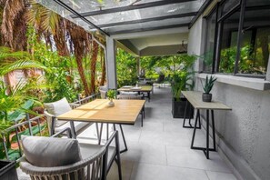 Outdoor dining - Macadamia Boutique Living (Nairobi)