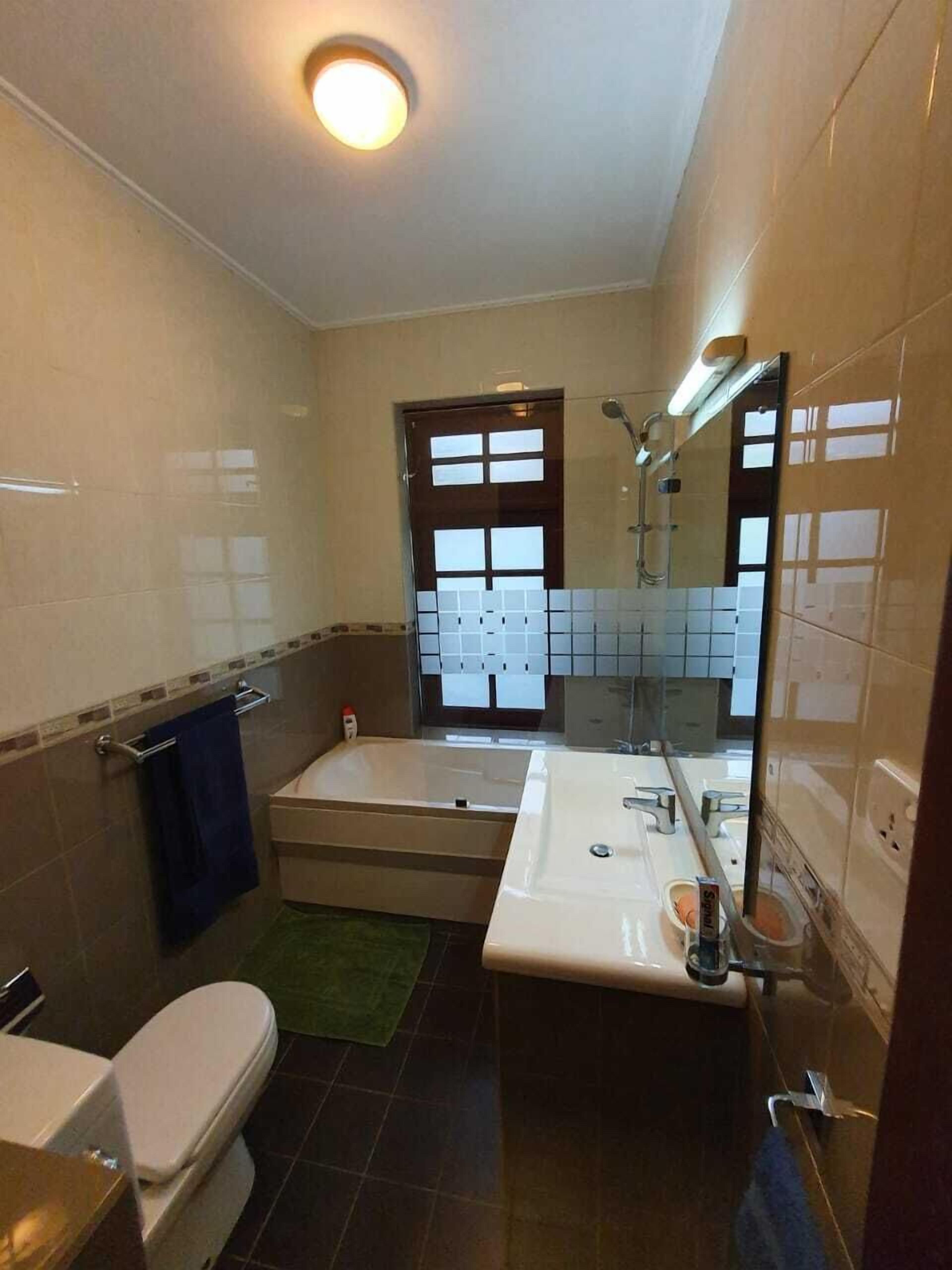 Pengering rambut, tuala disediakan 