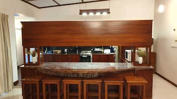 Een koelkast/vriezer, een magnetron, een oven, een kookplaat