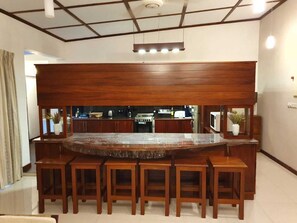 ثلاجة/مجمد بحجم كبير، ميكروويف، فرن، موقد طهي مسطح