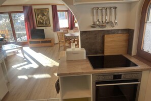 Refrigerador, microondas, placa de cocina, lavavajillas