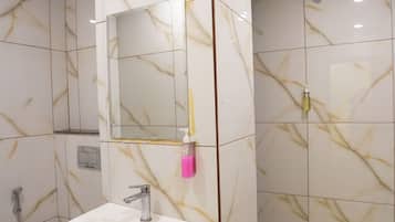 Shower, handuk, sabun, dan sampo