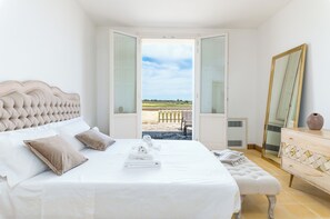 A bedroom with a large bed, a bench, a dresser, and a mirror. - Villa in Lizzanello with 5 bedrooms sleeps 10 (Lizzanello)