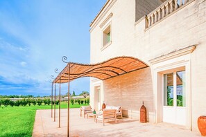 Terrace/patio - Villa in Lizzanello with 5 bedrooms sleeps 10 (Lizzanello)