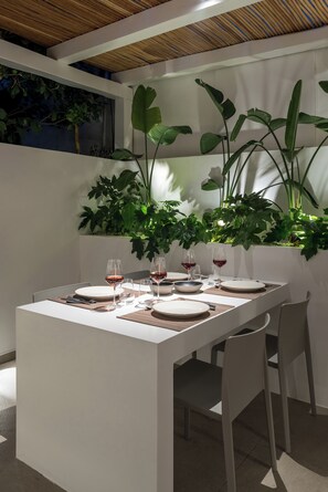 Dining - NESEA BOUTIQUE APARTMENTS - KEMO (Idra)