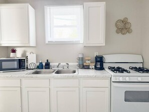 Fridge, microwave, oven, stovetop - Riverside A1 - QUEEN 2BD/1BA Apt near River (Evansville)