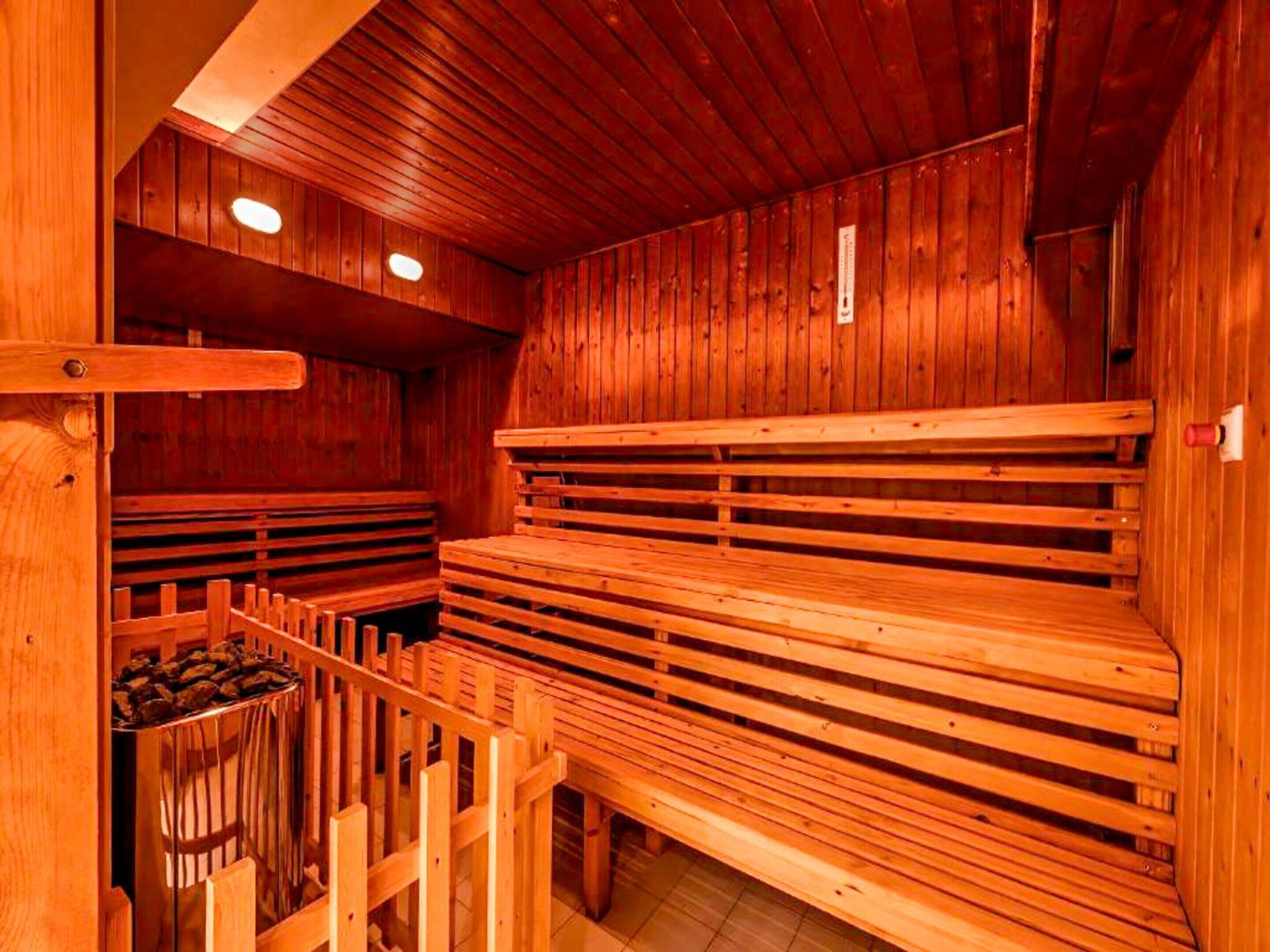 Una sauna con panche e pareti in legno.