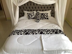 Chambre simple Deluxe, balcon | Bureau, accès au Wi-Fi (inclus), literie fournie