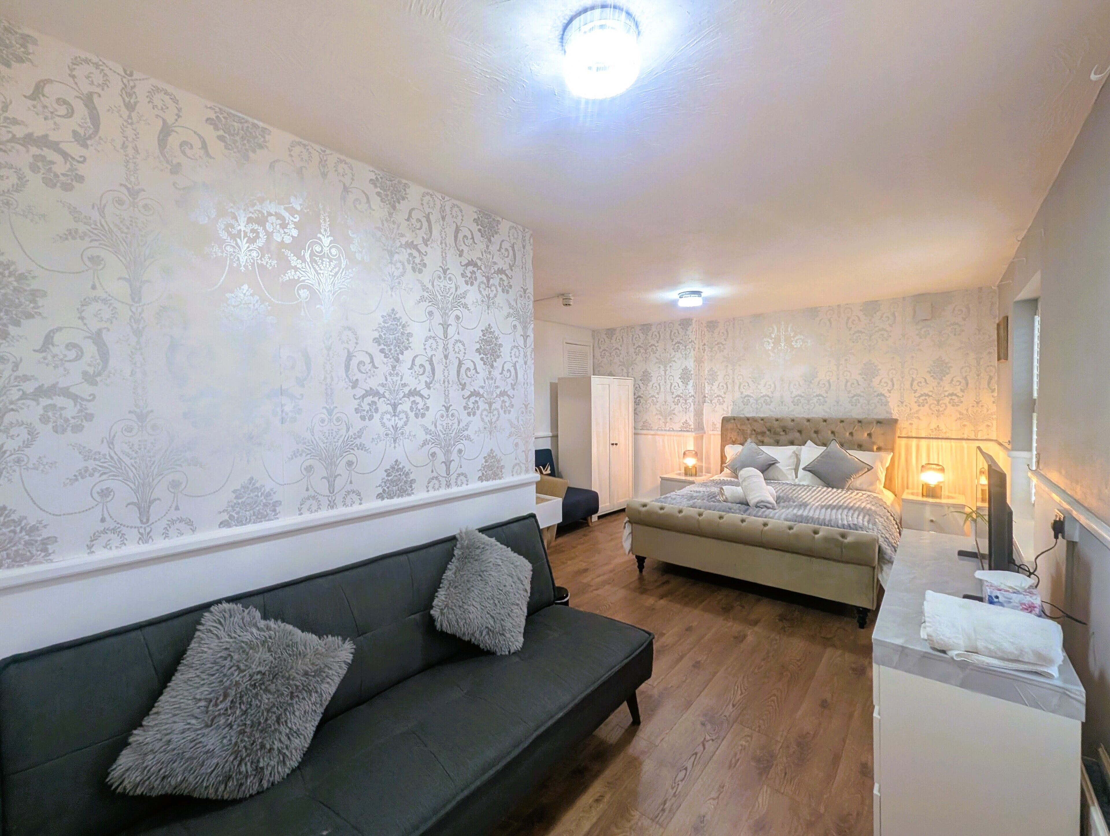 Deluxe Double Room, Park View | Living area