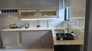 Luksusleilighet, 3 soverom, tilpasset bevegelseshemmede, privat basseng | Eget kjøkken | Kjøkkenutstyr