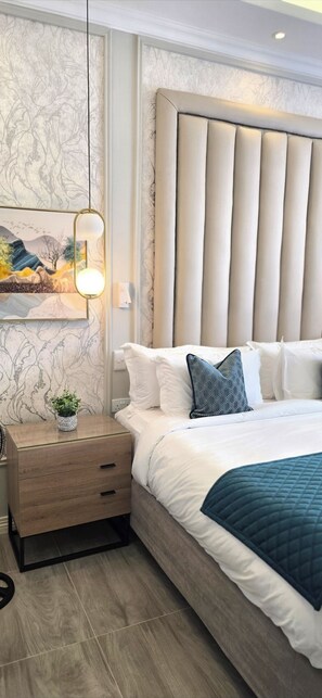 Caja fuerte, cortinas opacas, tabla de planchar con plancha