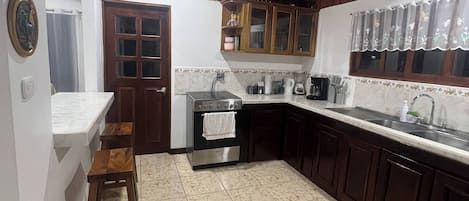 Refrigerador, microondas, cafetera y tetera y utensilios de cocina