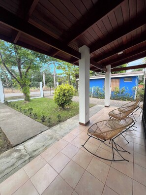 Terrace/patio - Charming 3-Bedroom House Rental in Paquera, Costa Rica (Paquera)