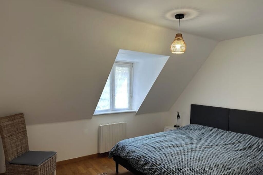 Tabla de planchar con plancha, wifi y ropa de cama 