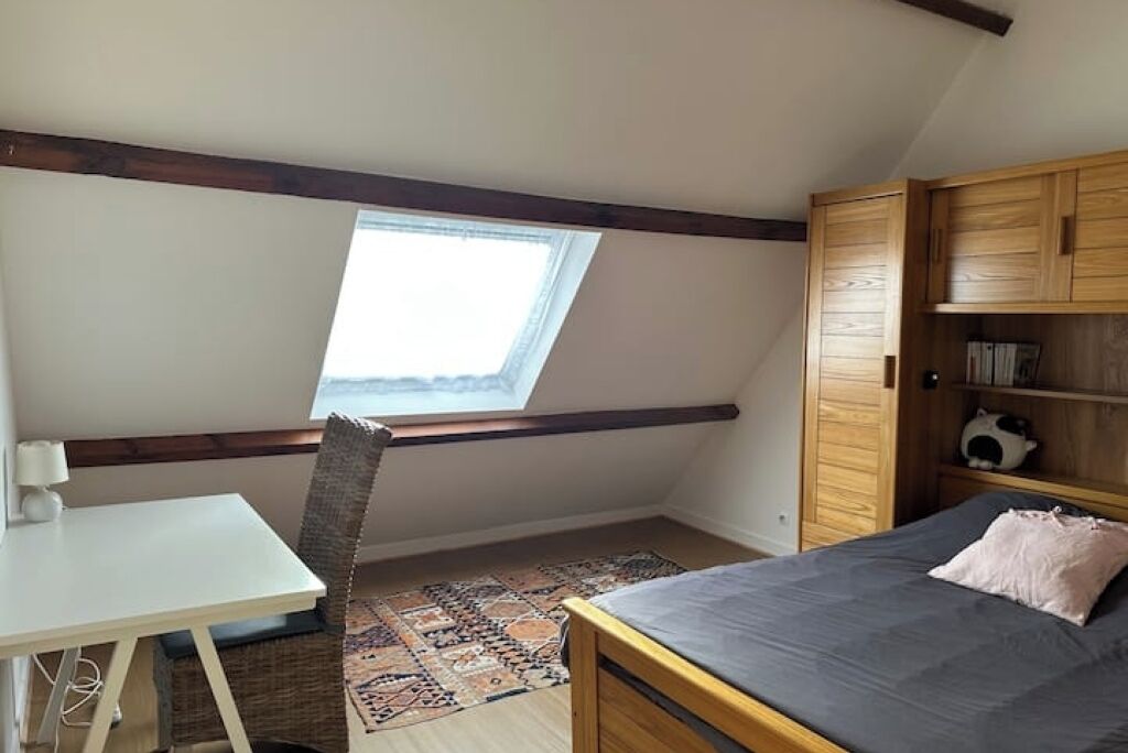 Tabla de planchar con plancha, wifi y ropa de cama 