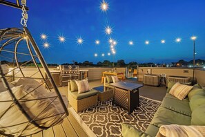 Outdoor dining - Rhine Stone Hideaway/9 Beds/2 Rooftop Decks (Nashville)