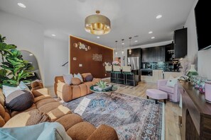 TV - Rhine Stone Hideaway/9 Beds/2 Rooftop Decks (Nashville)